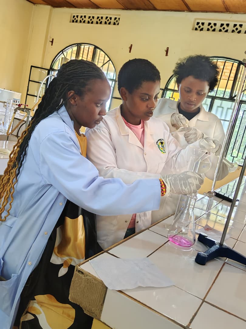 FUTURE SCIENTISTS AT WORK IN CUR LABORATORIES 